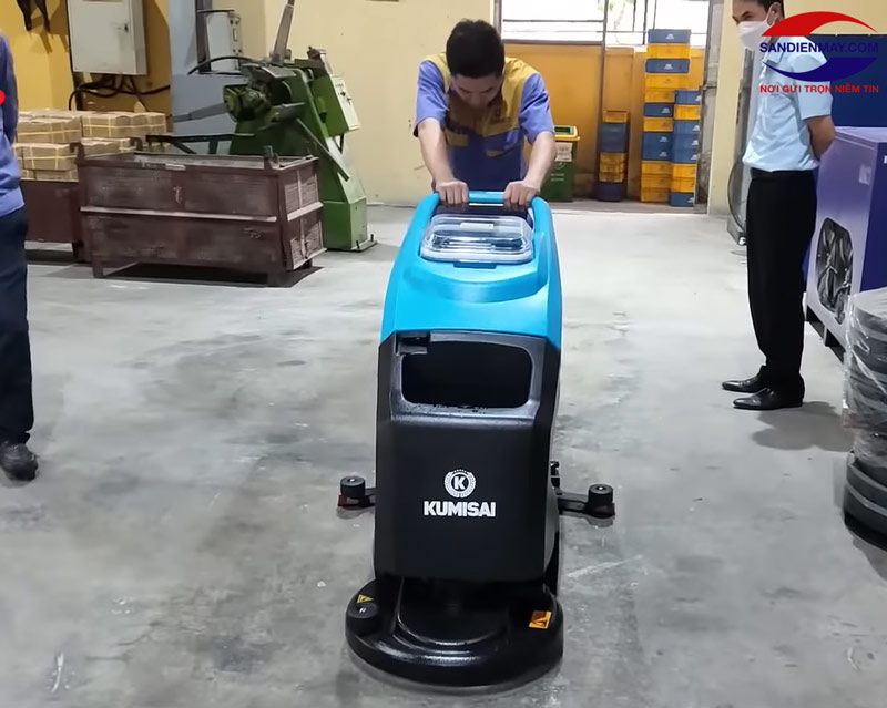Sử dụng máy chà sàn liên hợp giúp nền nhà sạch và khô một cách nhanh chóng